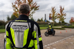 Slalommen tijdens motorrijles